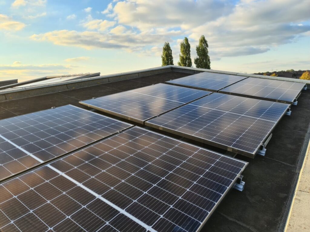 Waarom het in sommige gevallen verstandig is om je zonnepanelen even schoon te maken