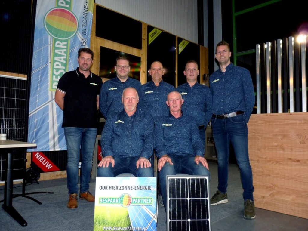 Technische staf sv Steenwijkerwold heeft BespaarPartner op zijn borst